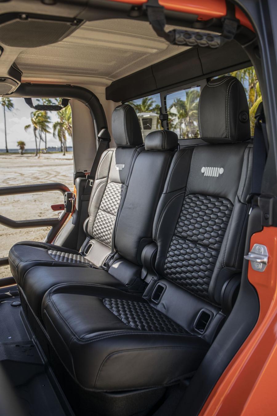 Интерьер Jeep Gladiator Three O Five (JT) 2019 года  (фото 11 из 20)